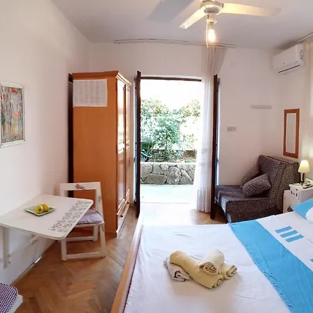 Apartment Nikolina - Quiet Area Near Beaches