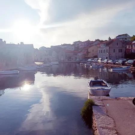 Nikolina - Quiet Area Near Beaches Apartment Jelsa (Hvar)