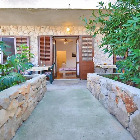 Nikolina - Quiet Area Near Beaches *