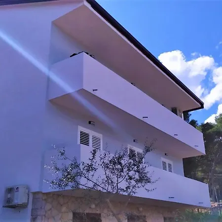 Apartment Nikolina - Quiet Area Near Beaches Jelsa (Hvar)