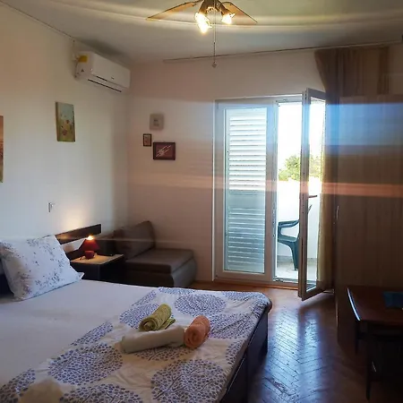 Apartment Nikolina - Quiet Area Near Beaches